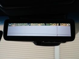 【デジタルインナーミラー】後席の大きな荷物や同乗者で後方が確認しづらい時でも安心！カメラが撮影した車両後方の映像をルームミラー内に表示。クリアな視界で状況の確認が可能です！