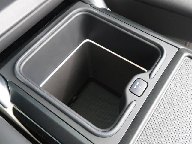【フロントセンターコンソールクーラーボックス】500mlのボトルが4本収納でき、温度を5度に保つことが出来るようになっております。旅行などのお出かけの際に重宝しますね♪