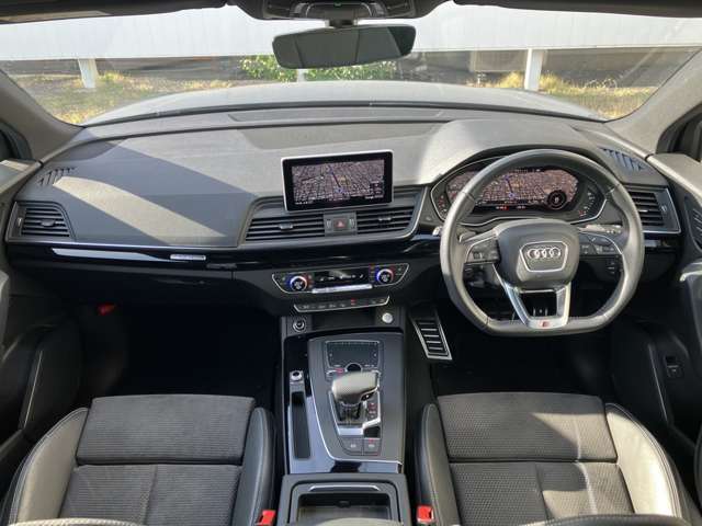 Audiのインテリアは厳選素材を緻密に作りこんだ美しい個々のパーツを、衝撃にも耐えうるよう丁寧に組み上げて、構成されています。見た目に美しく、そして機能的でもあること。これこそがAudiのインテリアの伝統です
