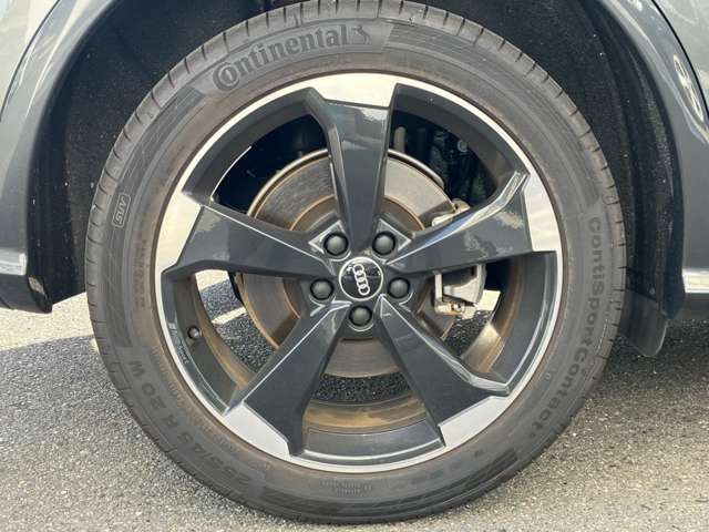 テストドライバーとエンジニアがテスト走行により、車種に応じて選定されたホイールサイズの組み合わせにより、素直なハンドリングりスムーズな乗り味を実現する各車種専用デザインのアルミホイール。