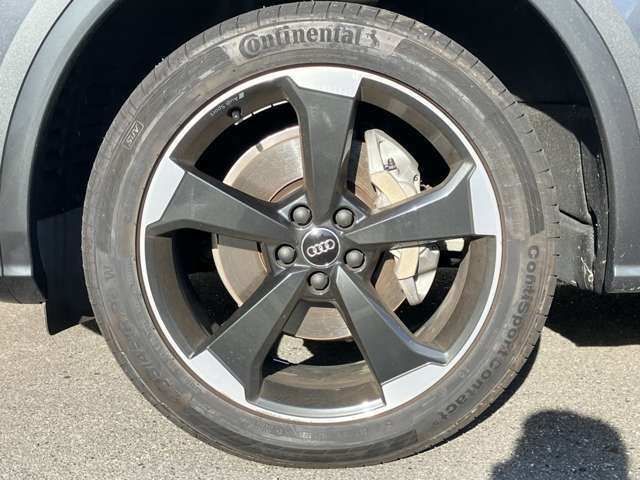 オシャレは足元からといいますが、車も同じく足元のエレガンスさで全体のイメージが変わります。