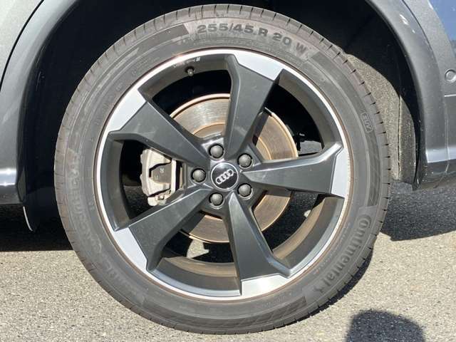 グロスブラック20インチ純正アルミホイール装備　全車両に標準装備の純正アルミホイールは、純正ならではのバランスの良いデザインと、走行安定性をお楽しみ頂けます。