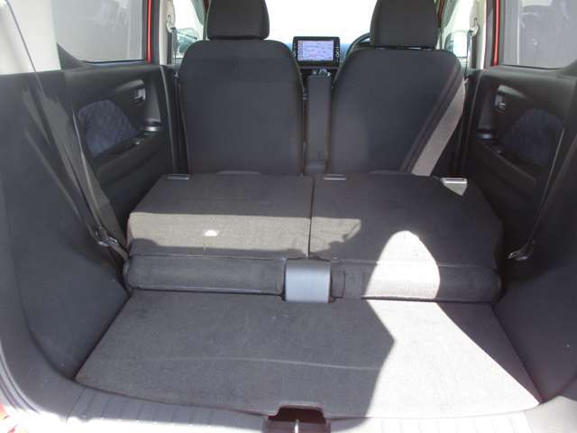 お荷物の量や乗車人数に合わせて使えるリヤシートは、ご覧のように倒すことが出来ますので便利です。