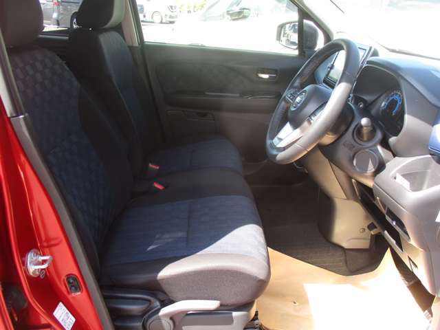 運転席には、シートリフターが付いております☆　前後のスライドに加えシートの高さも変更出来ますので小柄な女性の方でも運転し易いポジションを取れます♪
