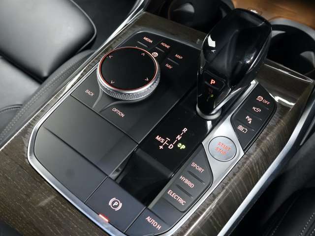 BMWライフをさらに素晴らしいものにするために、BMWカードもご用意しております。ご利用金額1,000円ごとに1ポイントたまります。BMW正規ディーラーでのご利用につきましてはポイントが2倍になります。