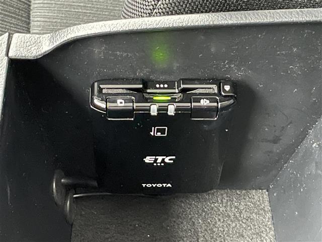 【ETC】有料道路の乗り降り時に停車することなくスマートに乗り入れが可能になったり、割引を受けることができる嬉しい装備です。