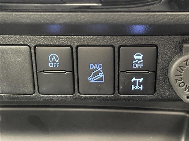 【ダウンヒルアシストコントロールシステム（DAC）】急な下り坂を降下する際でも、システムが安全な速度での走行を維持できるようにブレーキ制御を行いサポートします！オフロード・積雪路などで活躍します！