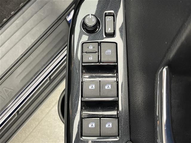 【電動格納ミラー】ドライバーの目線に合わせ、ミラーの上下左右調整が可能です！