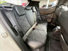 セカンドシートは大人二人が乗っても十分なスペースが確保されております。