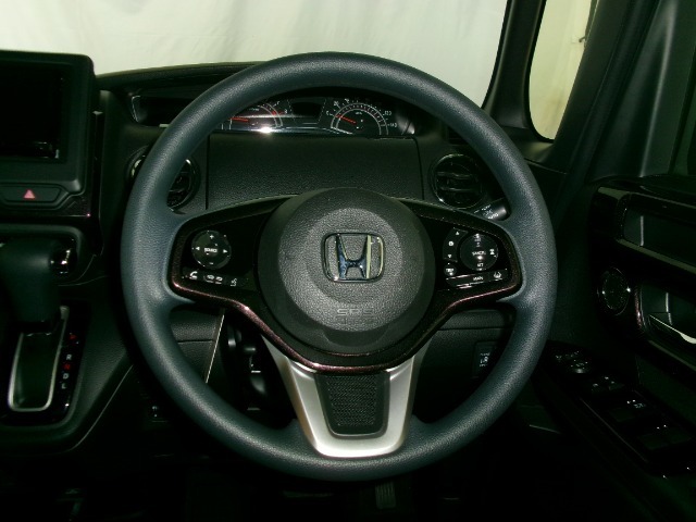 ステアリングスイッチでオーディオ各種操作が可能で、運転に集中できます。安心・安全・快適なドライブをお楽しみいただけます。