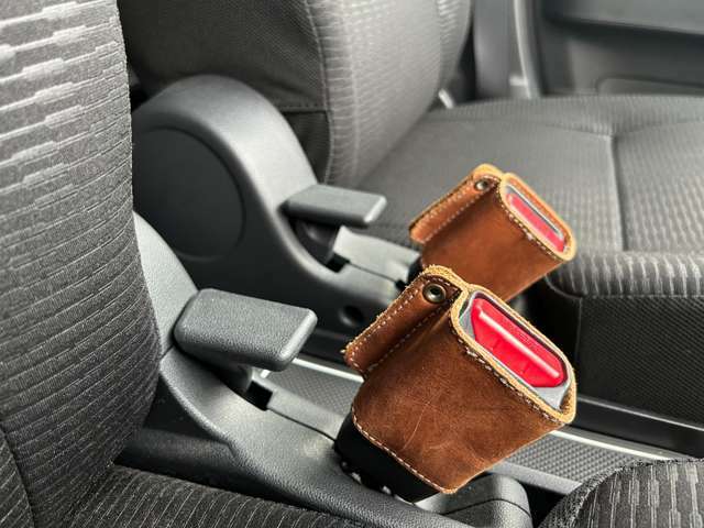 オリジナルのシートベルトキャッチャーカバーは本革です。こちらも付属します。
