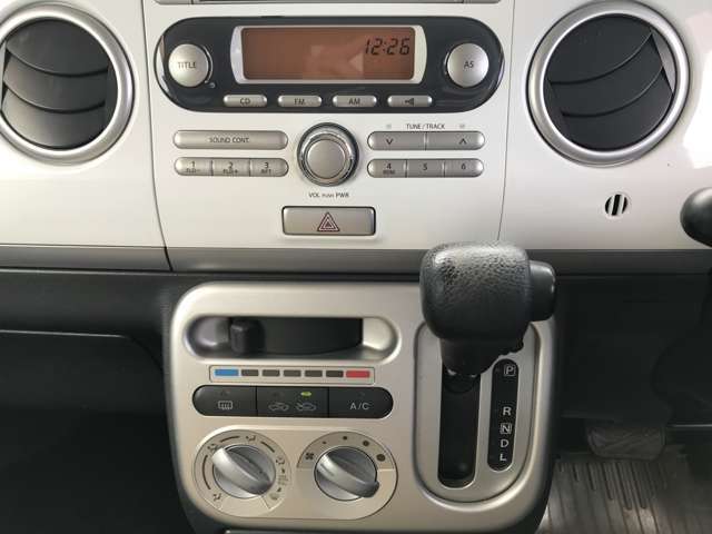 新しく入庫いたしました！当社自慢のお車です。ご覧になってください。気になる点がありましたら、どうぞ遠慮なくお申し付けください。