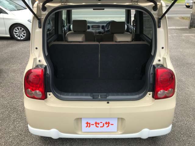 新しく入庫いたしました！当社自慢のお車です。ご覧になってください。気になる点がありましたら、どうぞ遠慮なくお申し付けください。