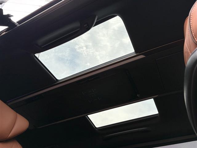 左右独立式ムーンルーフ標準装備☆高級車やSUV車など幅広く好まれるメーカーオプション装備の一つ☆車内に自然光の明るさを取り入れることができ、とても暖かく春先などには重宝します☆