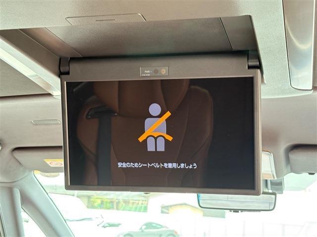 純正13.2型有機EL後席モニター装備☆後部座席の乗客が快適に過ごせるリアエンターテインメントシステム☆天井に装備されている開閉式モニターで使用しないときは格納しておくことができます☆