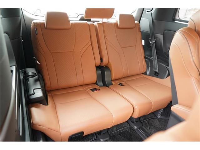 サードシートコンディション良好です☆乗車人数や荷物の量に応じて柔軟に対応できる設計となっており、ファミリーや多人数での移動に最適です☆