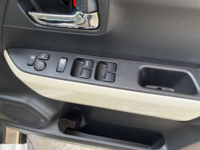 電動格納式リモコンドアミラーで狭い駐車場も安心です！