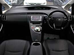 すっきりとしたプリウスらしいデザインのダッシュ回り！フロントビューの視認性もよく運転しやすいと思います★