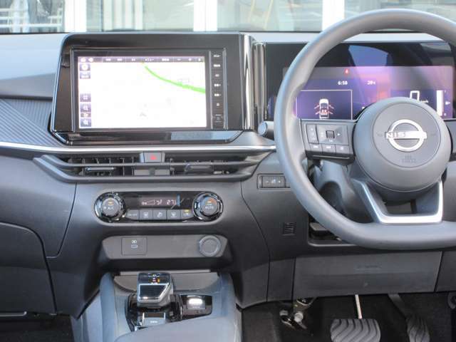 すっきりした運転席周りにはナビやエアコンの操作パネルを設置しておりますので、お一人での運転でもご安心できます。