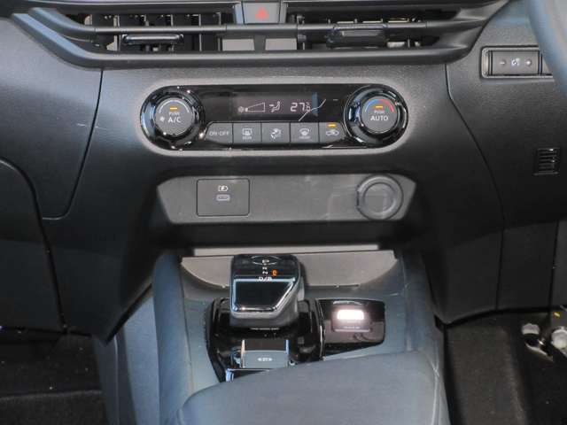 すっきりした運転席周りにはナビやエアコンの操作パネルを設置しておりますので、お一人での運転でもご安心できます。
