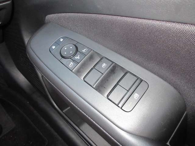 全席パワーウィンドウとなっています。運転席はオートになっているのでワンタッチ開閉することが出来ます。