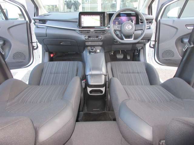 すっきりした運転席周りにはナビやエアコンの操作パネルを設置しておりますので、お一人での運転でもご安心できます。