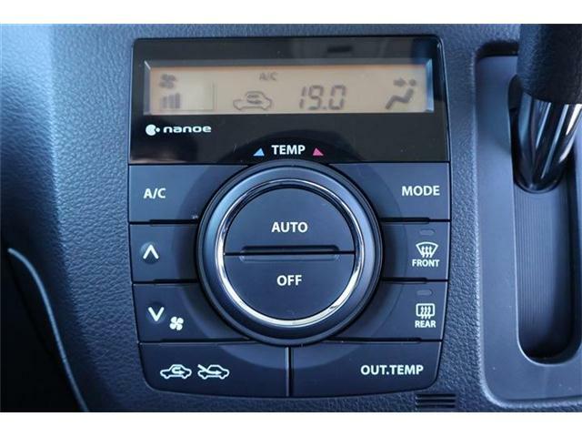 オートエアコンです。簡単操作で快適に車内温度をコントロールします。