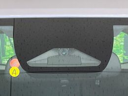 【ホンダセンシング】走行中に前方の車両等を認識し、衝突しそうな時は警報とブレーキで衝突回避と被害軽減をアシスト。より安全にドライブをお楽しみいただけます。