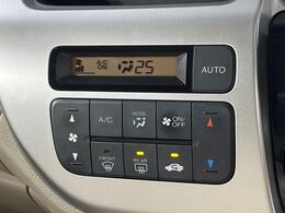 【オートエアコン】一度お好みの温度に設定すれば、車内の温度を検知し風量や温度を自動で調整。暑い…寒い…と何度もスイッチ操作をする必要はありません。快適な車内空間には必須の機能ですね♪
