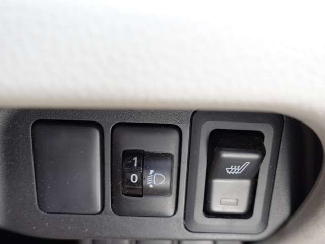 運転席シートヒーターも付いています。