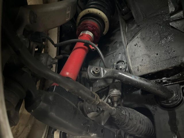 お車を安心してお乗りいただく為には、足回りの定期点検が欠かせません。サービスサポート（有償保証）では無料点検もご提供しており、安心のカーライフをお過ごしいただけるサポート体制が整っています。