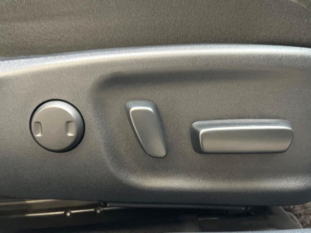 【パワーシート】スイッチ一つで簡単にシートの微調整が可能！電動だから力もいりません！快適なシートポジションにセットして、快適なドライブをお楽しみください。