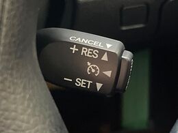 【クルーズコントロール】高速道路もラクラク走行。アクセルを離しても一定速度で走行ができ、長距離運転時の負担を軽減！加速・減速も簡単なスイッチ操作で調整できます。