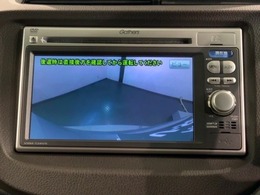 リバースギアに入れるだけで後方の表示へ切り替わります。夜間や雨の日の駐車も楽になりますよ。