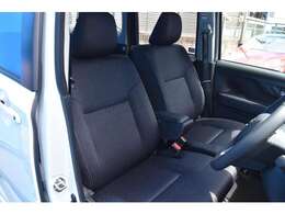 車内もRSグレードはネイビーで落ち着いた雰囲気になっております！ベンチシートなので、ゆったり座っていただけますよ！