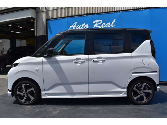 RSグレードは両側パワースライドドアになっております！降車時にインパネのスイッチで予約しておけば、乗車時に電子カードキーを持ってクルマに近づくだけで、パワースライドドアが自動で解錠しオープンしますよ！