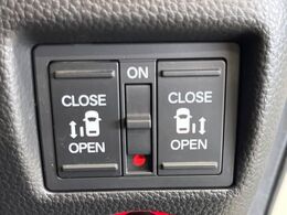 【両側電動スライドドア】運転席/助手席側とも電動スライドドアを装備。お子様の乗降りやお買い物の荷物の積み降ろしにも便利！さらに挟みこみ防止機構付きで安心です。