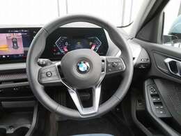 ◆インスツルメントパネルやインテリアトリムなどは、調和しなが洗練された室内を作り上げ、スイッチ類によって、優れた操作性をも実現。ドライバーの視線や動線を考え、人間工学に基づきデザインされています◆