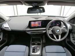 ◆インスツルメントパネルやインテリアトリムなどは、調和しなが洗練された室内を作り上げ、スイッチ類によって、優れた操作性をも実現。ドライバーの視線や動線を考え、人間工学に基づきデザインされています◆