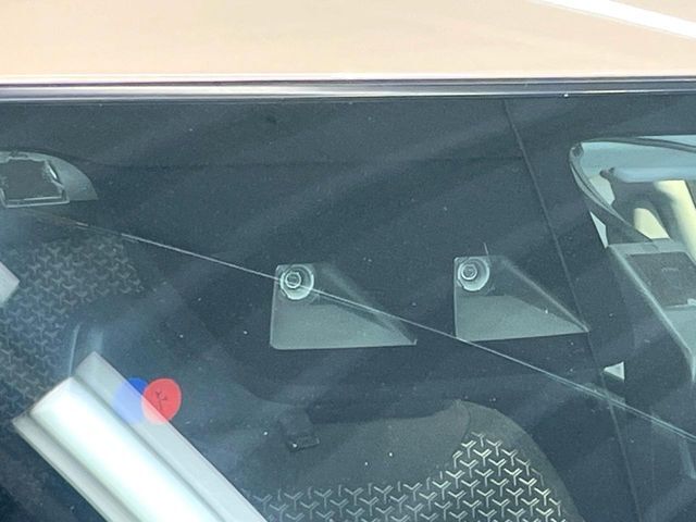 【スマートアシスト】走行中に前方の車両等を認識し、衝突しそうな時は警報とブレーキで衝突回避と被害軽減をアシスト。より安全にドライブをお楽しみいただけます。