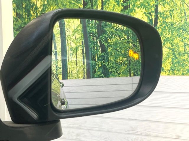 【ブラインドスポットモニター】走行中、ドアミラーの死角になりやすい箇所に後続車が接近するとサイドミラー付近に警告を表示、ドライバーに注意喚起をしてくれます。