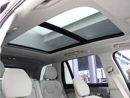 屋根一面まるごととも言える特大サイズのチルトアップ機構付電動パノラマ・ガラス・サンルーフ。晴天時はもちろん、雨天・曇天時にもシェードを開けることで常に開放的な車内空間を実現させてくれます。