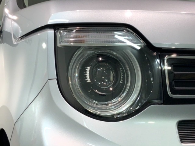 LEDヘッドライトは、点灯の瞬間から最大光量を発揮し、突然暗くなるトンネルなどでの安定感を高めます。