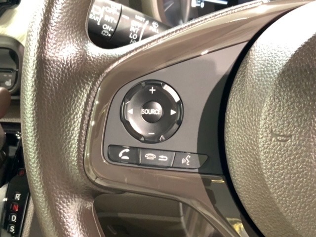 ステアリングにオーディオ操作スイッチが付いています。オーディオ画面に直接タッチしなくても操作が出来ますので、運転に集中できます。