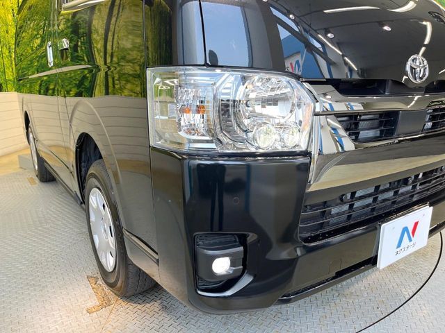 【LEDヘッドライト】悪天候や夜間走行時も良好な視界を確保し安心して運転できる高輝度LEDヘッドライトを装備！点灯速度が早く、消費電力も抑えられています。