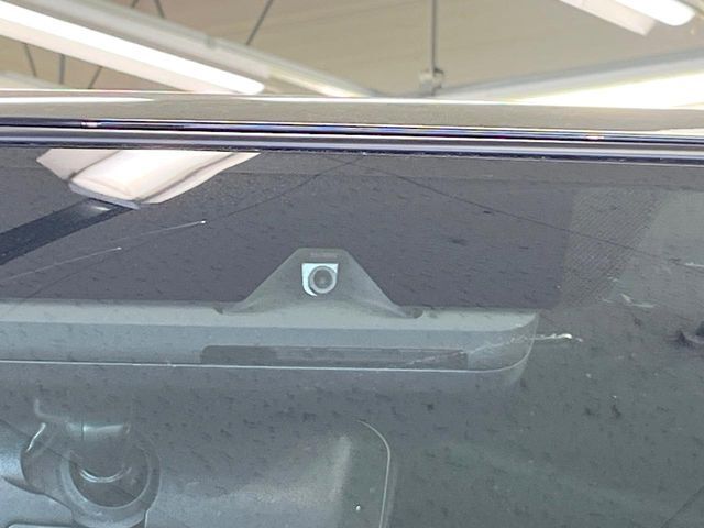 【トヨタセーフティセンス】走行中に前方の車両等を認識し、衝突しそうな時は警報とブレーキで衝突回避と被害軽減をアシスト。より安全にドライブをお楽しみいただけます。