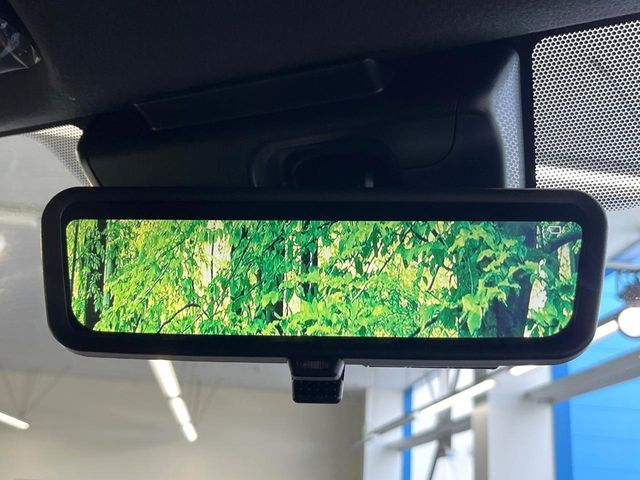 【デジタルインナーミラー】後席の大きな荷物や同乗者で後方が確認しづらい時でも安心！カメラが撮影した車両後方の映像をルームミラー内に表示。クリアな視界で状況の確認が可能です！