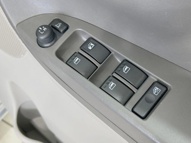 【電動格納ミラー】サイドミラーは電動格納式となっており、狭い駐車場でもキズがつくリスクを抑えられます。