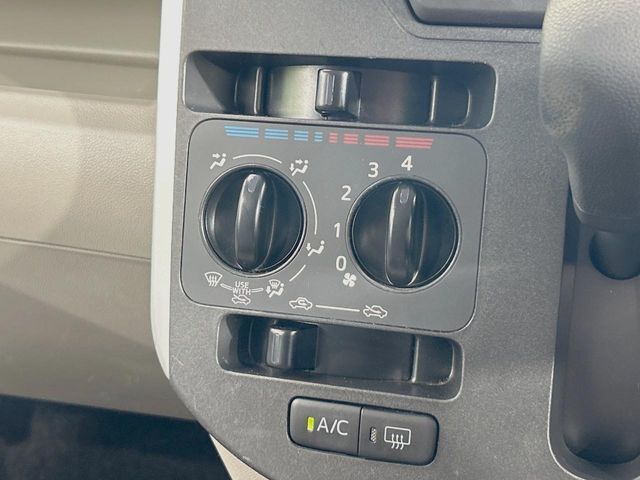 寒い冬も暑い夏も全席に快適な空調を届けてくれる、ダイヤル式エアコンを装備♪