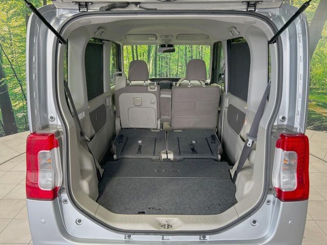 後席を格納すると、これだけの広さが！シーンに合わせたシートアレンジで、大きな荷物も積むことが出来ます♪